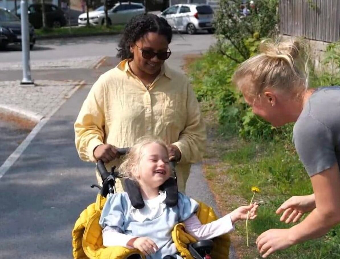 2 personer som sitter sammen på en benk sammen i høstværet